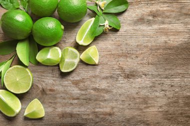 Ahşap arka plan, üstten görünüm üzerinde olgunlaşmış taze limes ile kompozisyon