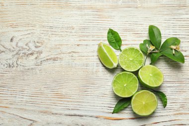Ahşap arka plan, üstten görünüm üzerinde olgunlaşmış taze limes ile kompozisyon
