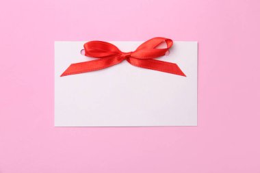 Boş hediye etiketi renk arka plan, üstten görünüm üzerinde saten kurdele ile