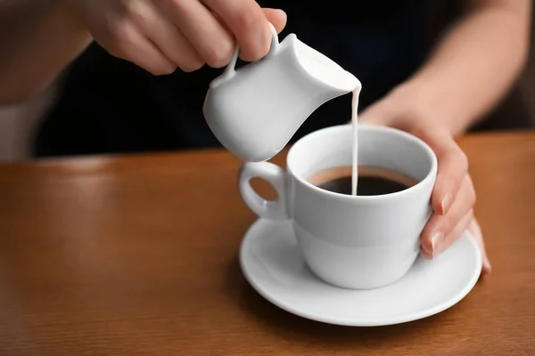 Женщина Наливает Молоко Чашку Кофе Стол — стоковое фото