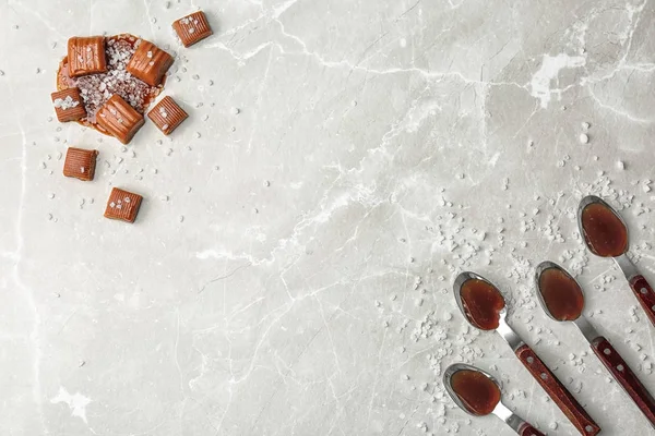 Composición Plana Con Sabrosos Caramelos Salsa Sobre Fondo Claro — Foto de Stock