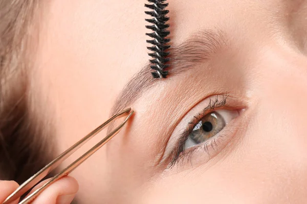 Junge Frau Mit Augenbrauenkorrektur Schönheitssalon Nahaufnahme — Stockfoto
