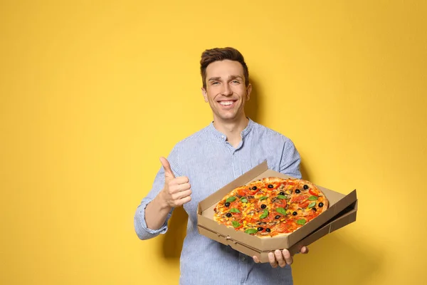 Jeune Homme Attrayant Avec Une Délicieuse Pizza Sur Fond Couleur — Photo