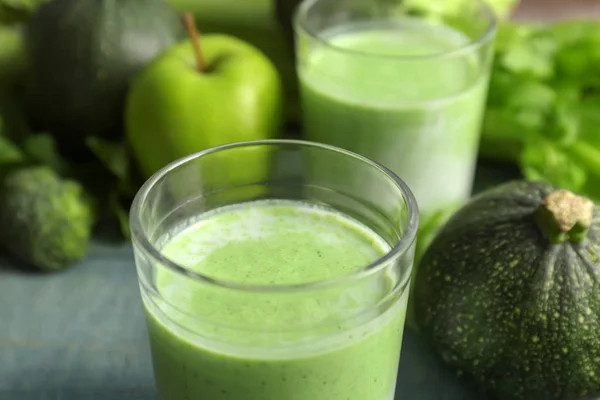 Glas Mit Gesundem Detox Smoothie Und Zutaten Auf Dem Tisch — Stockfoto