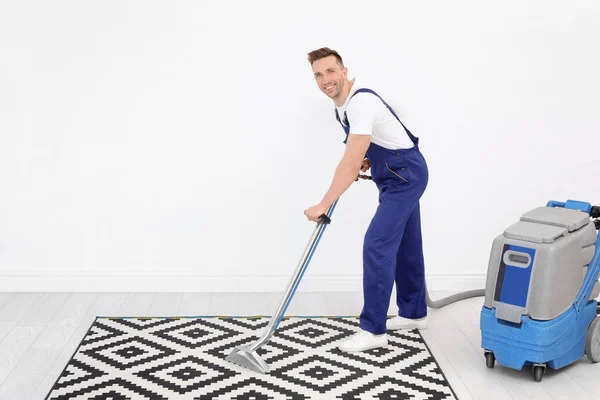 Männlicher Arbeiter Entfernt Schmutz Vom Teppich Mit Professionellem Staubsauger Innenräumen — Stockfoto