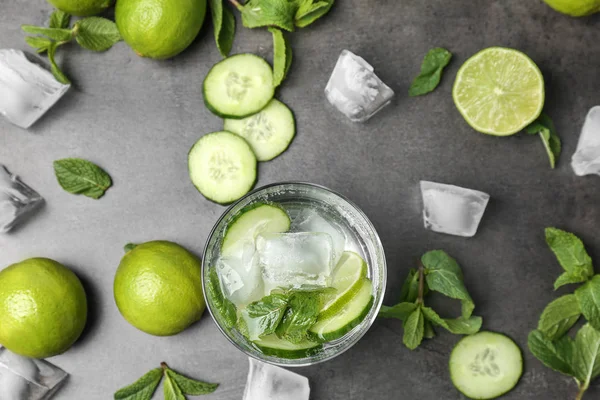 Detoks limonata ve malzemelerin gri arka plan üzerine düz yatıyordu kompozisyonu