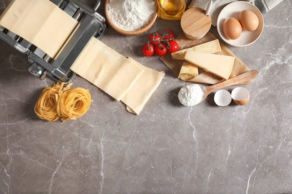 Pasta Maker Med Degen Och Produkter Bordet Ovanifrån — Stockfoto