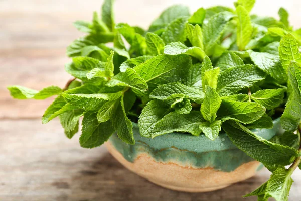 Ciotola Con Menta Fresca Sul Tavolo Legno — Foto Stock