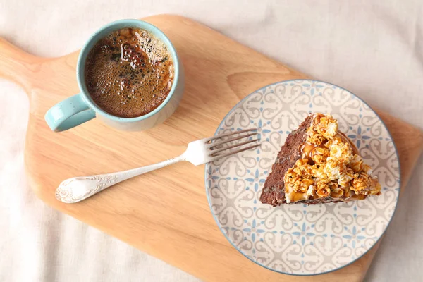 Stück Köstlicher Hausgemachter Kuchen Mit Karamellsoße Und Tasse Kaffee Auf — Stockfoto