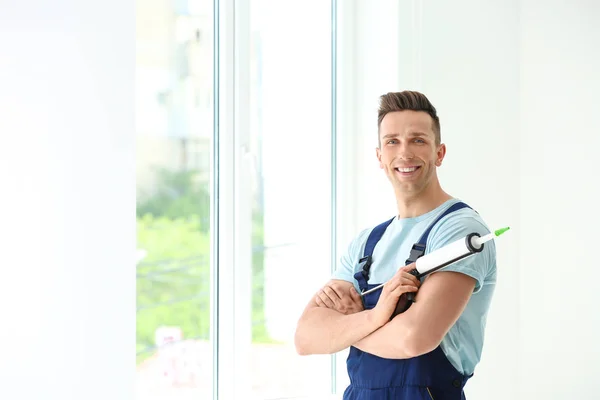 Byggnadsarbetare Uniform Med Fönster Tätningsmedel Inomhus — Stockfoto