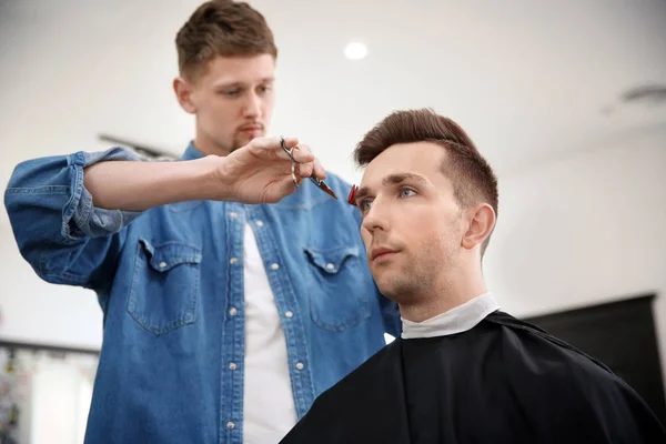 Barbier Professionnel Travaillant Avec Client Dans Salon Coiffure Mode Hippie — Photo