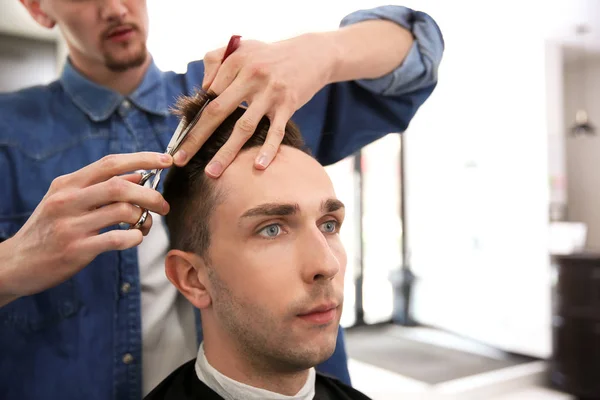 Barbier Professionnel Travaillant Avec Client Dans Salon Coiffure Mode Hippie — Photo