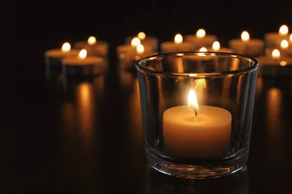 Κερί Κεριών Κάψιμο Στο Τραπέζι Μέσα Στο Σκοτάδι Κοντινό Πλάνο — Φωτογραφία Αρχείου