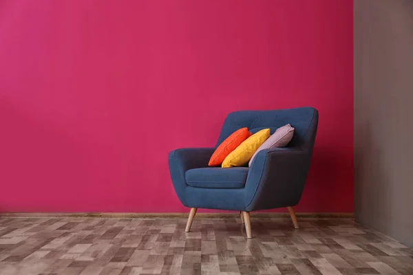 Fauteuil Met Verschillende Kussens Buurt Van Kleur Muur Kamer — Stockfoto