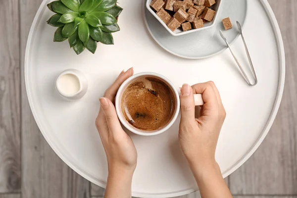 Ung Kvinna Med Läckra Varma Kaffe Bordet Ovanifrån — Stockfoto