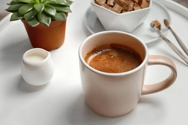 テーブルの上のおいしいホット コーヒーのカップ — ストック写真