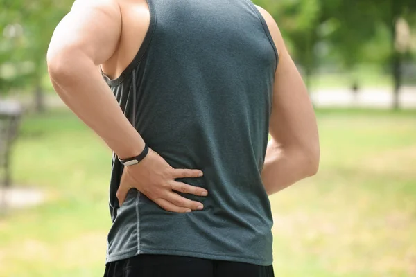 Mann Sportbekleidung Leidet Unter Rückenschmerzen Freien — Stockfoto