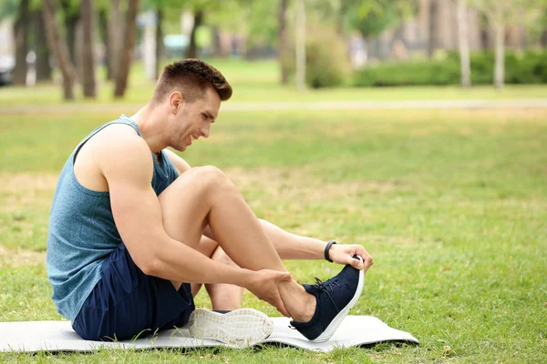 Atleta Masculino Que Sufre Dolor Pie Durante Entrenamiento Aire Libre — Foto de Stock