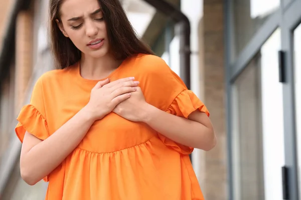 Jonge Vrouw Met Pijn Borst Buitenshuis Hartaanval — Stockfoto