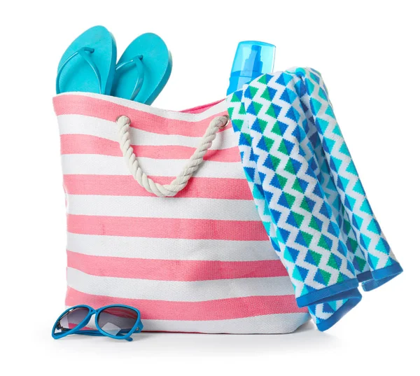 Beyaz arkaplanda plaj nesneleri ile kompozisyon