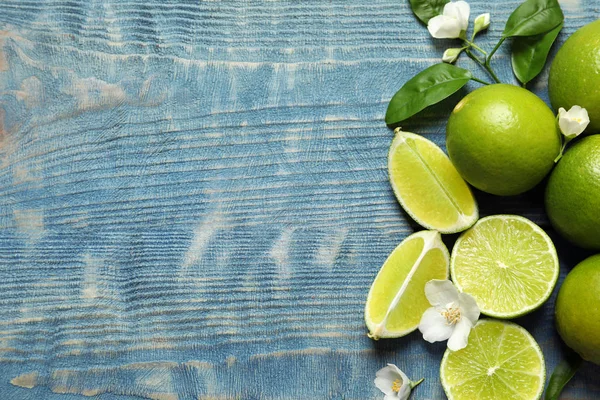 Samenstelling Met Verse Rijpe Limes Houten Achtergrond Bovenaanzicht — Stockfoto