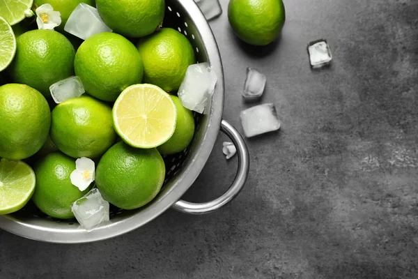 Vergiet Met Verse Rijpe Limes Ijsblokjes Grijze Achtergrond Bovenaanzicht — Stockfoto