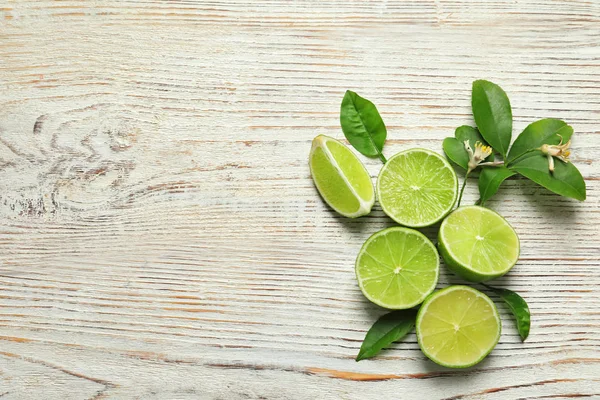 Samenstelling Met Verse Rijpe Limes Houten Achtergrond Bovenaanzicht — Stockfoto