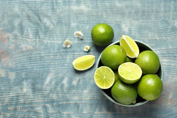 Kom Met Verse Rijpe Limes Houten Achtergrond Bovenaanzicht — Stockfoto
