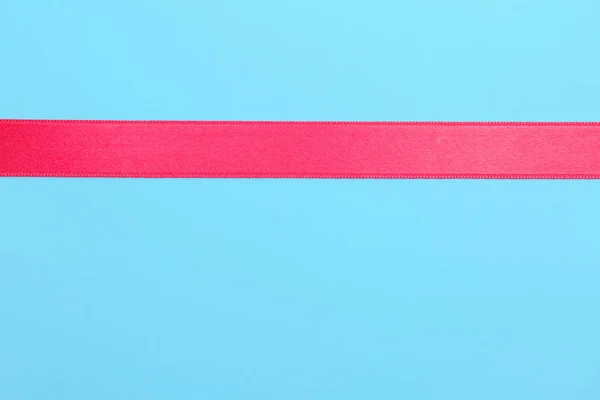 上面の色背景にシンプルなピンクのリボン — ストック写真