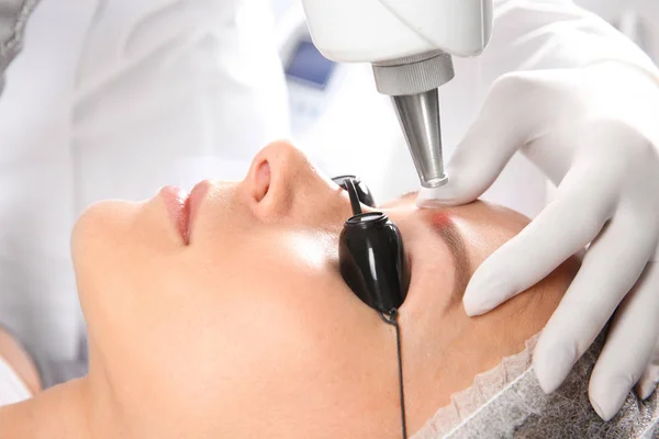 Ung Kvinna Som Genomgår Laser Borttagning Permanent Makeup Salong Ögonbryn — Stockfoto