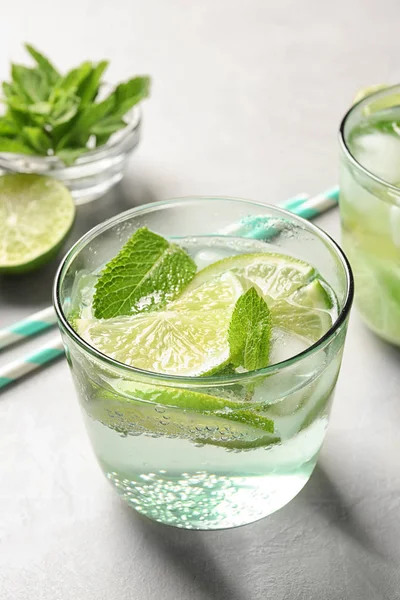 Bevanda Rinfrescante Con Menta Lime Vetro Sul Tavolo — Foto Stock
