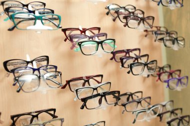 Vitrin ile farklı optik mağazada gözlük. Göz doktoru reçete