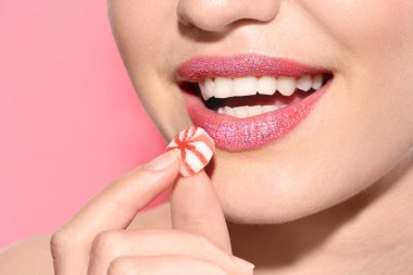 Güzel genç model yaratıcı makyaj renk arka plan dudakları şeker holding ile