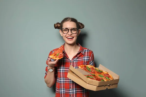 Jovem Atraente Com Deliciosa Pizza Fundo Cor — Fotografia de Stock