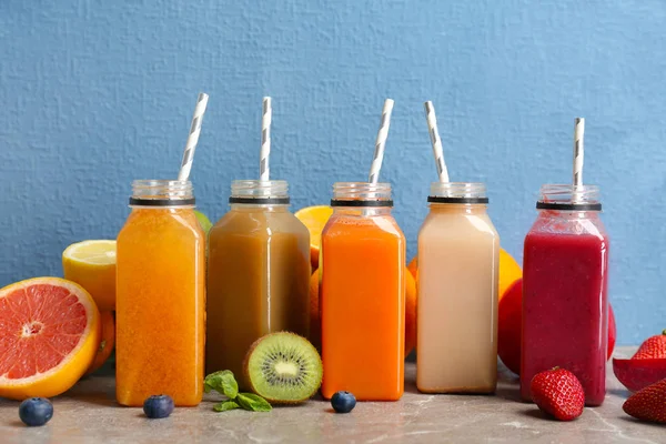 Flessen Met Gezonde Detox Smoothies Ingrediënten Tafel — Stockfoto