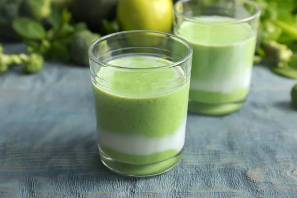 Güler yüzlü ve malzemelerin tablo üzerine gözlük ile sağlıklı detoks