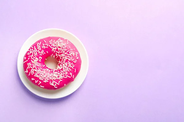 Тарелка Вкусным Пончиком Цветном Фоне Вид Сверху — стоковое фото