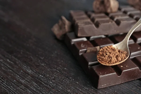 Colher Com Cacau Chocolate Saboroso Mesa Escura Close — Fotografia de Stock