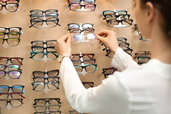 Kirakat Optikai Szemüveg Vesz Női Szemész — Stock Fotó