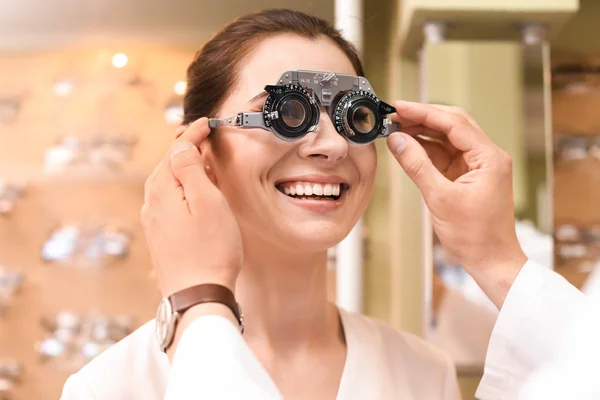 Femme Ayant Examen Oculaire Avec Phoropter Magasin Optique Prescription Ophtalmologiste — Photo