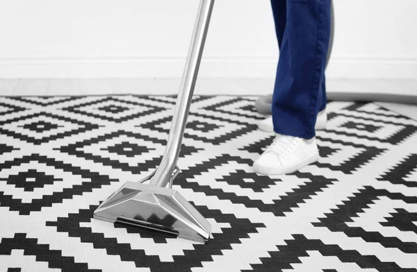 男工在室内用专业真空吸尘器清除地毯上的污垢 — 图库照片