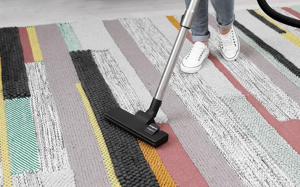 Femme Enlever Saleté Tapis Avec Aspirateur Maison — Photo