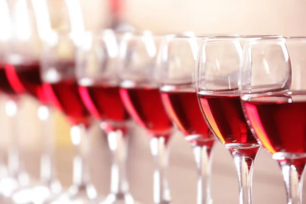 Copos Com Delicioso Vinho Tinto Close — Fotografia de Stock