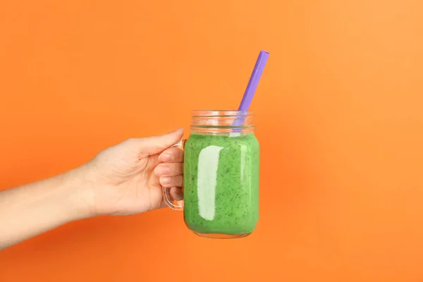 Mujer Sosteniendo Tarro Albañil Con Delicioso Batido Sobre Fondo Color —  Fotos de Stock