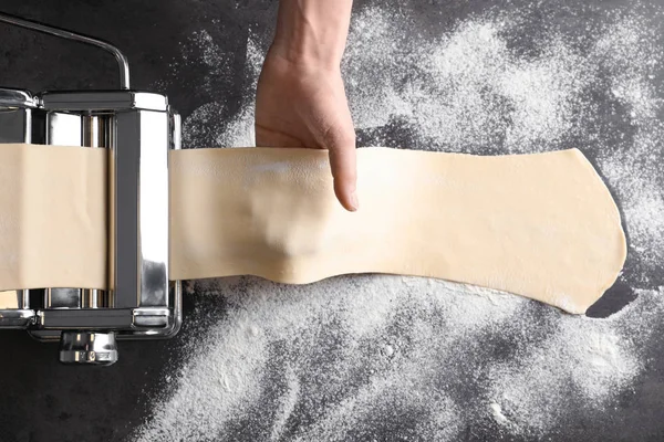 Ung Man Förbereda Nudlar Pasta Maker Vid Bordet Ovanifrån — Stockfoto