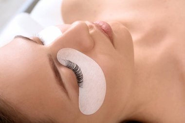 Genç kadın kirpik uzantıları yordamı, closeup geçiyor