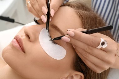 Genç kadın kirpik uzantıları yordamı, closeup geçiyor