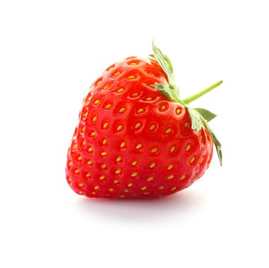 Beyaz zemin üzerine lezzetli olgun çilek