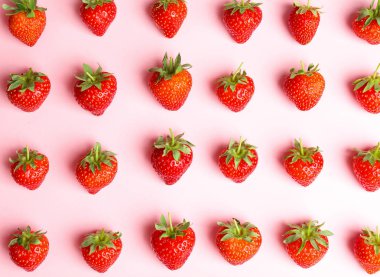 Lezzetli olgun çilek renk arka plan üzerinde düz yatıyordu kompozisyonu ile