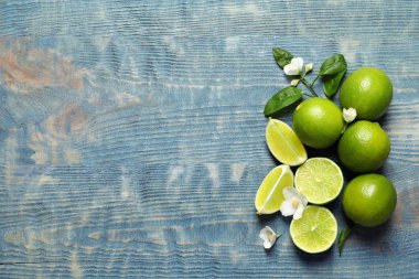 Ahşap arka plan, üstten görünüm üzerinde olgunlaşmış taze limes ile kompozisyon